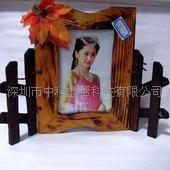 直接在木相框上彩繪圖案的UV設(shè)備_木相框彩繪機_木相框彩繪繪_木制品彩繪機_深圳市中科鑫幫科技 - 商國互聯(lián)網(wǎng)